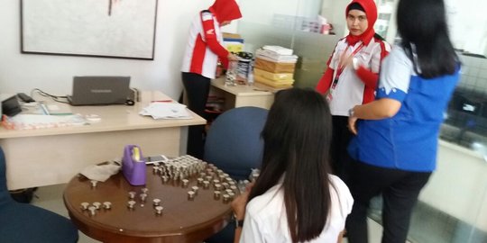 Cerita pemilik receh satu dus di Depok buang ATM biar bisa menabung