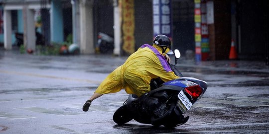 Dahsyatnya tiupan Topan Megi bikin pengendara motor jatuh