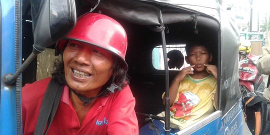 Bajaj biru saksi bisu ayah dan anak bertahan hidup di ibu kota