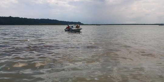 Minyak tumpah di perairan Cilacap, nelayan bantu bersihkan