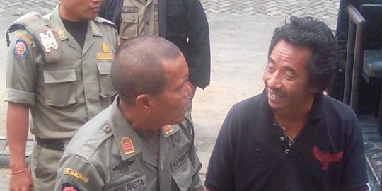 Sakit jiwa kambuh, Dolat mencangkuli padi yang baru disemai