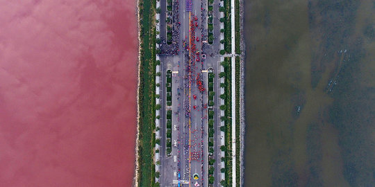 Aneh tapi nyata, air danau di China tiba-tiba berubah jadi merah