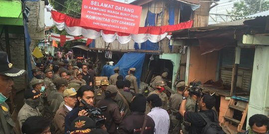 Satpol PP DKI mulai bongkar bangunan di Bukit Duri, warga bertahan