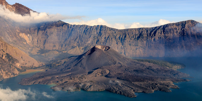 Gunung Barujari meletus, 398 pendaki terjebak di Puncak Rinjani