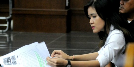 Jalani kesaksian pertama, Jessica buka-bukaan isi paper bag-nya