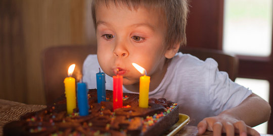 Mengapa ulang tahun harus meniup lilin? Ternyata ini jawabannya!