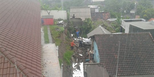 Hujan deras di Semarang, talud amblas hancurkan pondasi rumah