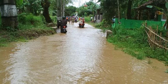 Diguyur hujan semalaman, tanggul Kali Beringin Semarang jebol