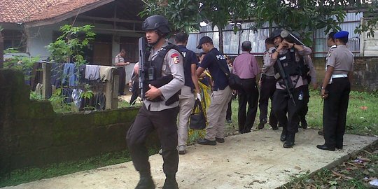 Densus sita laptop dan buku dari rumah terduga teroris di Bekasi