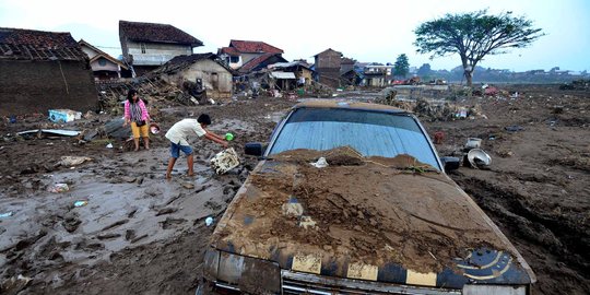 Terbang ke Garut, Jokowi cek dampak banjir bandang & temui pengungsi