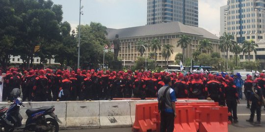 Buruh se-Jabodetabek demo di depan MA, MK dan Istana Negara