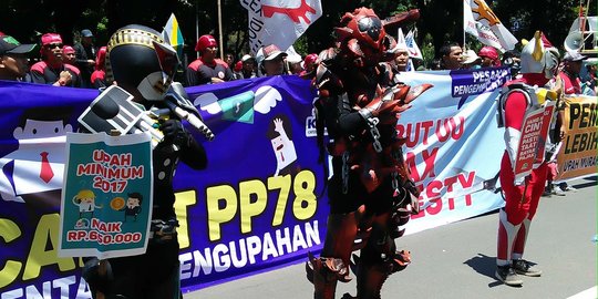 Tiga buruh berkostum Power Ranger ramaikan demo di depan MK