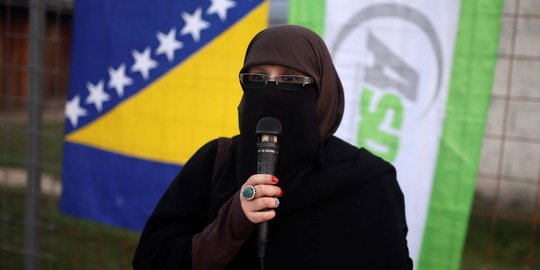 Sosok Indira Sinanovic, muslimah becadar pertama ikut Pemilu Bosnia