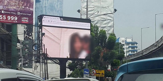 Heboh papan iklan dekat kantor wali kota Jaksel putar video porno