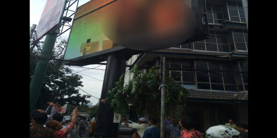 Warga nobar film porno di papan iklan dekat kantor Walkot Jaksel