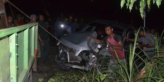 Berhenti dekat rel, Toyota Rush dihajar KA peti kemas