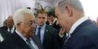 Saat Presiden Palestina berjabatan tangan dengan PM Israel