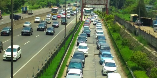 Ada kecelakaan, tol Jakarta-Cikampek padat
