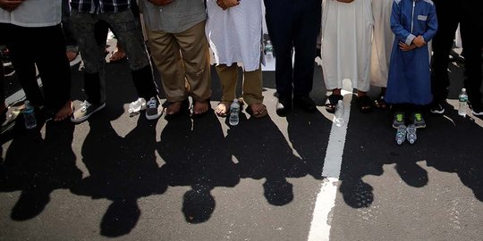 Diguyur hujan deras, ribuan santri di Kediri tetap khusyuk istigasah