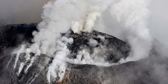 Penampakan kawah Gunung Colima di Meksiko saat erupsi