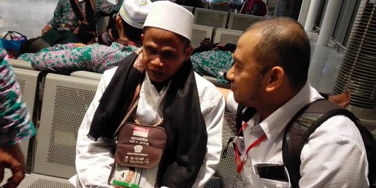 Jemaah haji tuna netra cium hajar aswad dikawal polisi Saudi