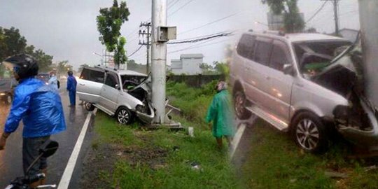 Kijang tabrak tiang baliho, 1 penumpang tewas dan sopir luka parah