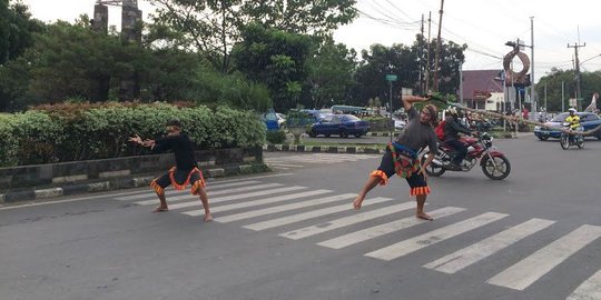 Turun kasta demi bertahan hidup