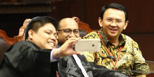 Diserang Anies soal kali bersih, Ahok bilang 'cari di Google deh'