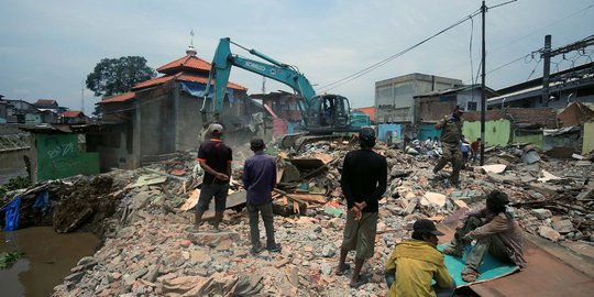 Alat berat DKI lanjutkan penggusuran pemukiman Bukit Duri