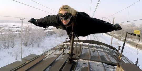 Batgirl dari Rusia, menantang maut di atas kereta listrik
