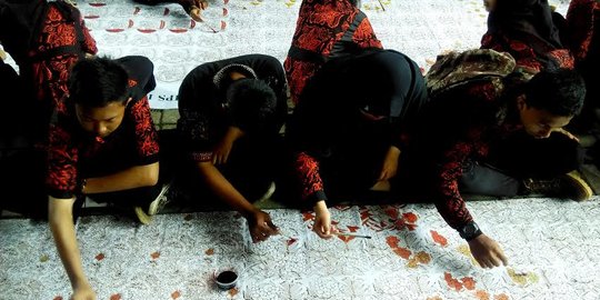 Rayakan hari batik, 900 murid di Sokaraja ikut acara membatik