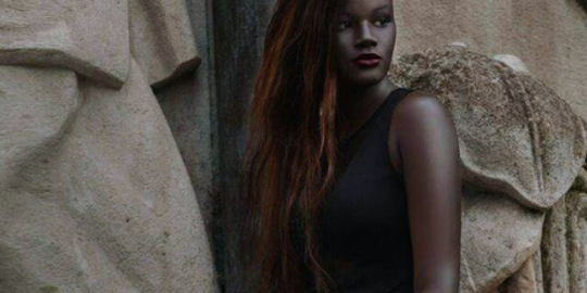 Khoudia Diop, model yang pukau dunia dengan kulit sehitam arang