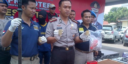 Agar dipercaya sakti, Anton pamer telapak tangannya bisa keluar asap