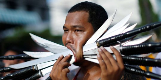Atraksi mengerikan di festival Thailand ini bikin ngilu