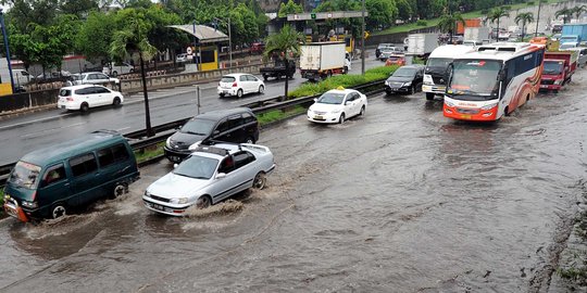 Hujan lebat, ruas Tol JORR tergenang air