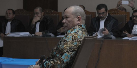 Wakil ketua KPK Laode nonton sidang La Nyalla Matalitti