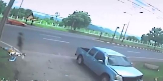 [Video] Arwah terlihat tinggalkan jasad korban kecelakaan motor