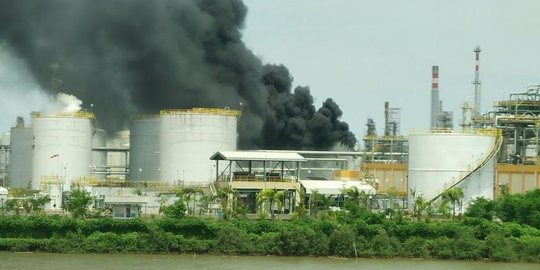 Tangki di kilang pertamina RU IV Cilacap terbakar