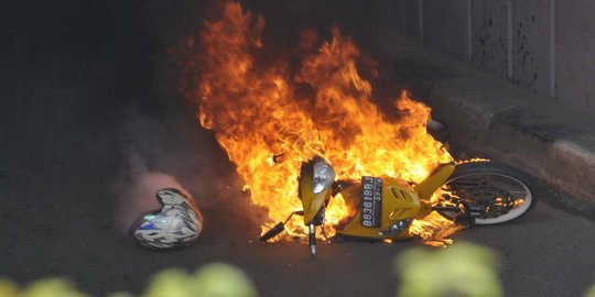 Pipa pertamina di Indramayu bocor, pemotor terpanggang api