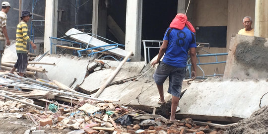 Tiga pekerja terluka usai tertimpa tembok bangunan di Medan