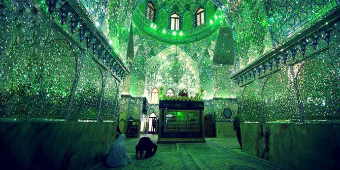 Mengagumi kilauan Shah Cheragh, masjid kristal hijau di Iran