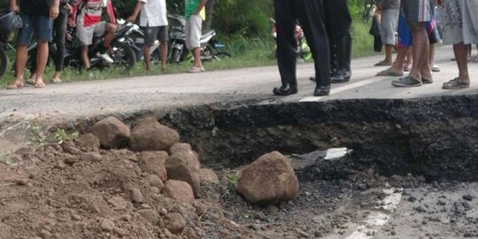 Jalan Tomo Sumedang amblas, kendaraan dialihkan ke Cipali