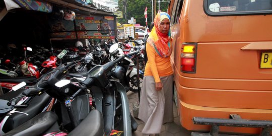 Warga keluhkan alih fungsi trotoar di depan Stasiun Bekasi