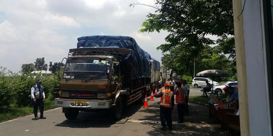 Kelebihan muatan, puluhan truk ditilang dan dipasangi stiker