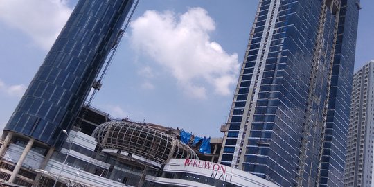 Baru dicor, dek pembangunan hotel & apartemen di Supermall ambruk