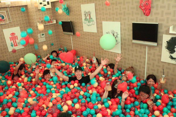 ball pool bar dive