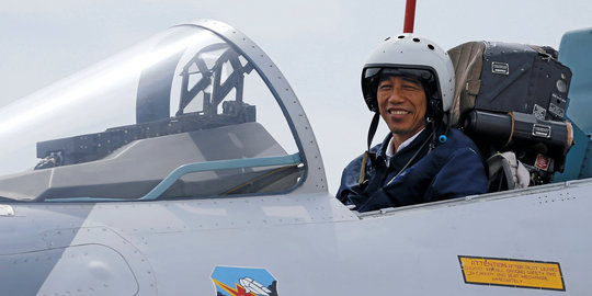 Gaya Jokowi 'tunggangi' Sukhoi Su-27/30 di Laut China Selatan