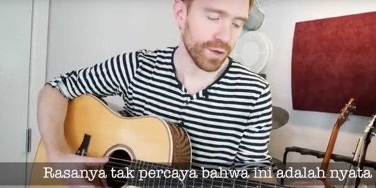 Keren, Bule ini jatuh cinta sampai bikin lagu 'Nasi Padang 