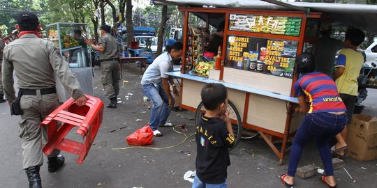 Ahok minta PKL di Jakarta buka rekening bank