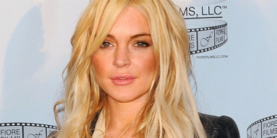 Jari terpotong, Lindsay Lohan adakan operasi penyambungan 